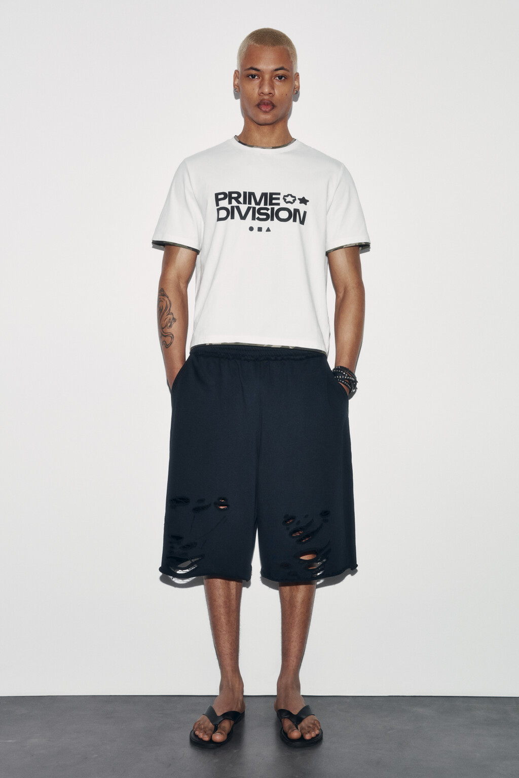 Шорты-бермуды из футера рваные со средней посадкой - цвет черный - 5