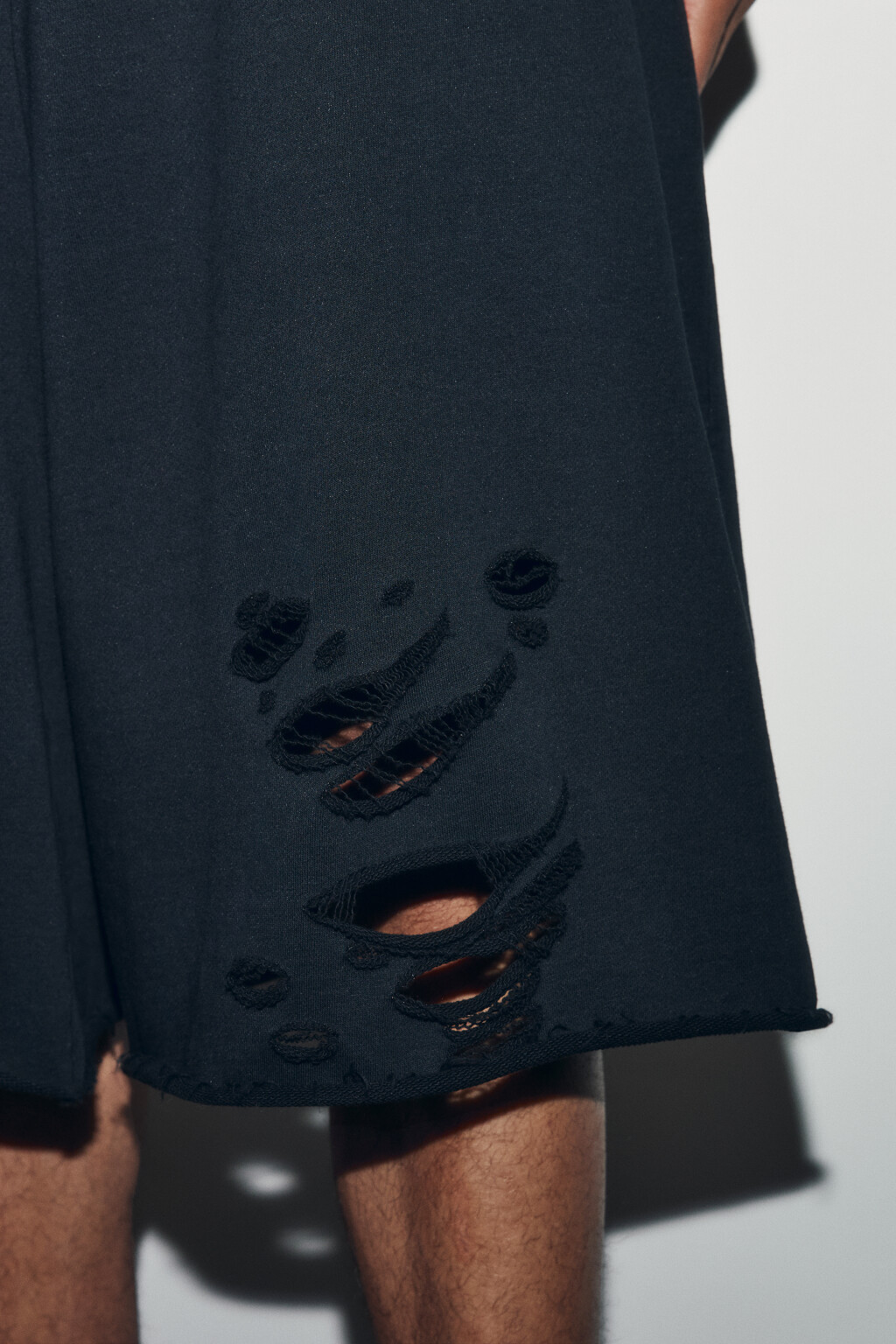 Шорты-бермуды из футера рваные со средней посадкой - цвет черный - 7