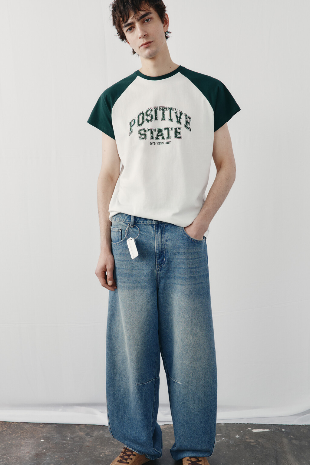 Футболка прямая с контрастными вставками и принтом - цвет зеленый - 1