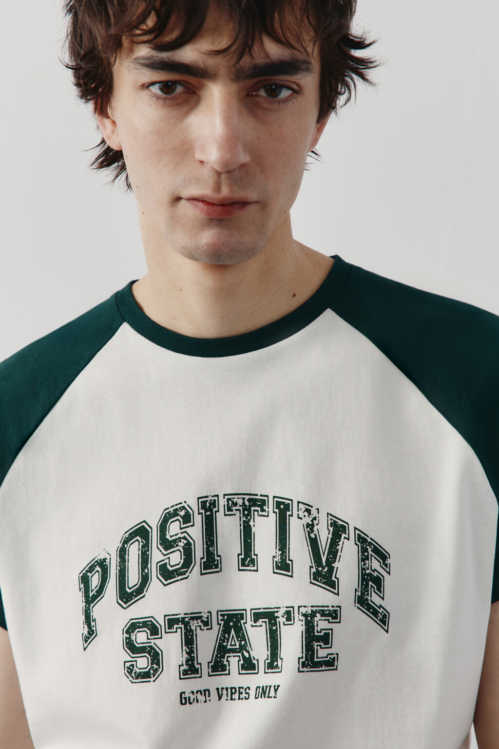 Футболка прямая с контрастными вставками и принтом - цвет зеленый - 6