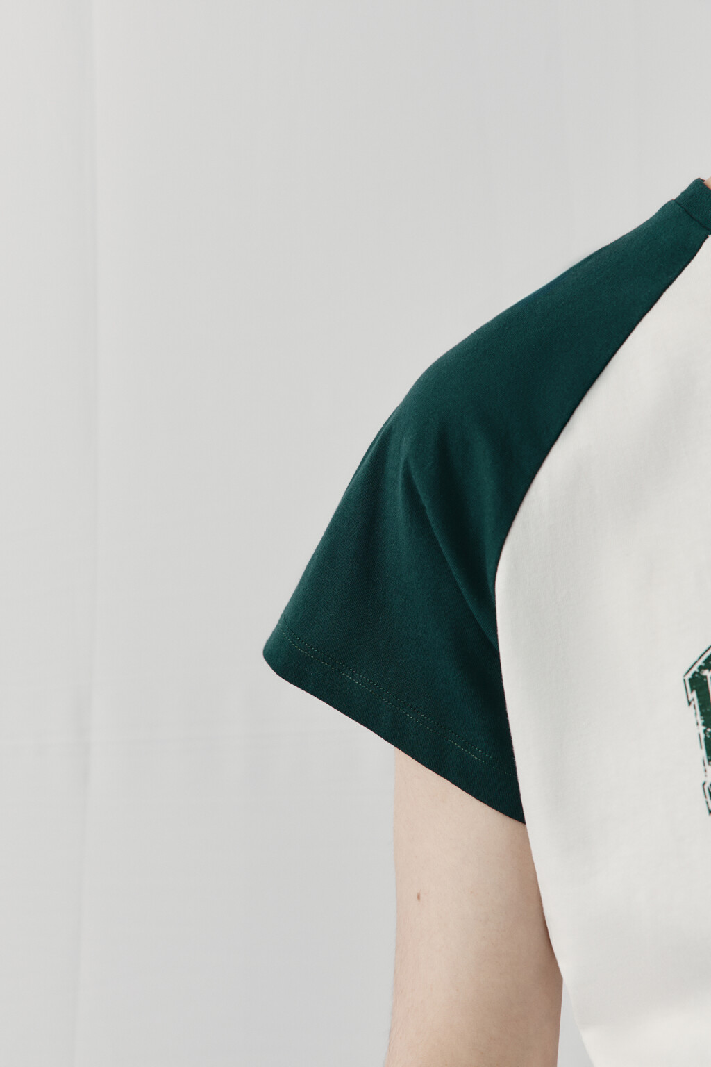 Футболка прямая с контрастными вставками и принтом - цвет зеленый - 7