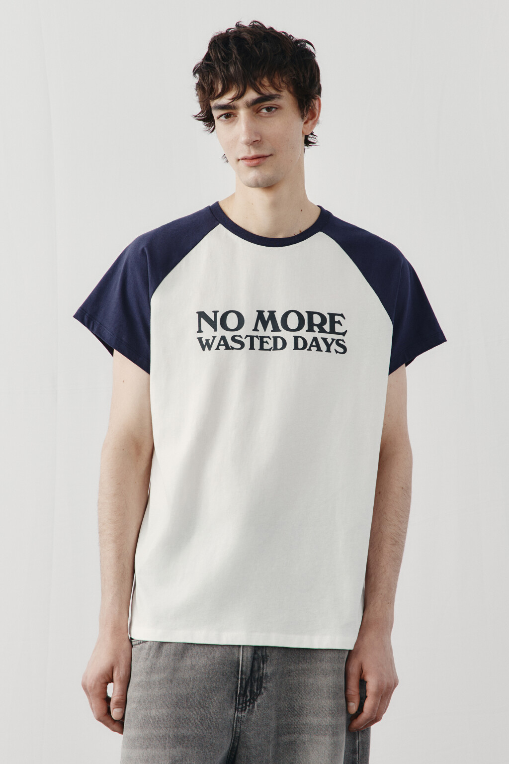 Футболка прямая с контрастными вставками и принтом - цвет синий - 2