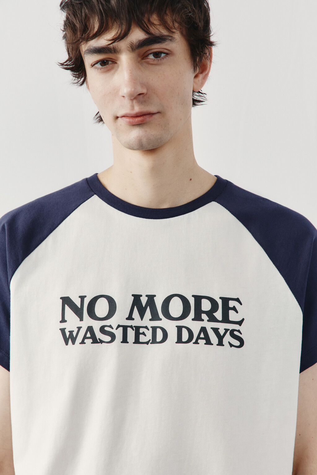 Футболка прямая с контрастными вставками и принтом - цвет синий - 5