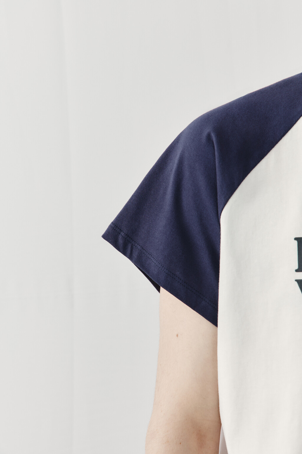 Футболка прямая с контрастными вставками и принтом - цвет синий - 6