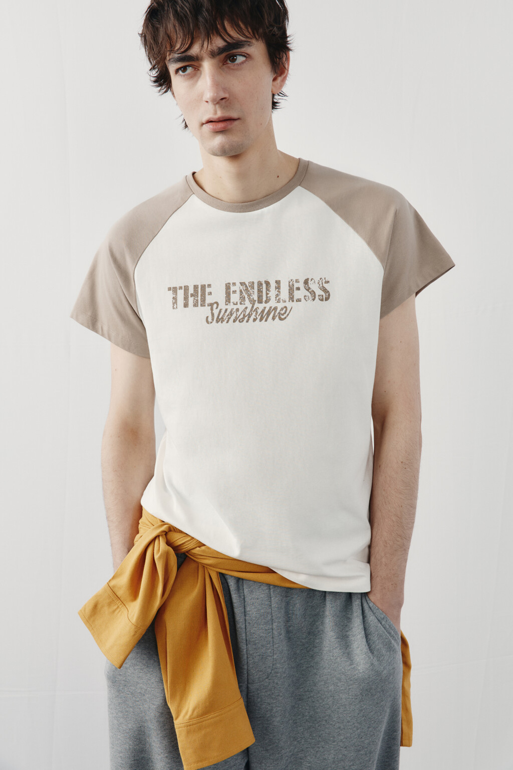 Футболка прямая с контрастными вставками и принтом - цвет бежевый - 1