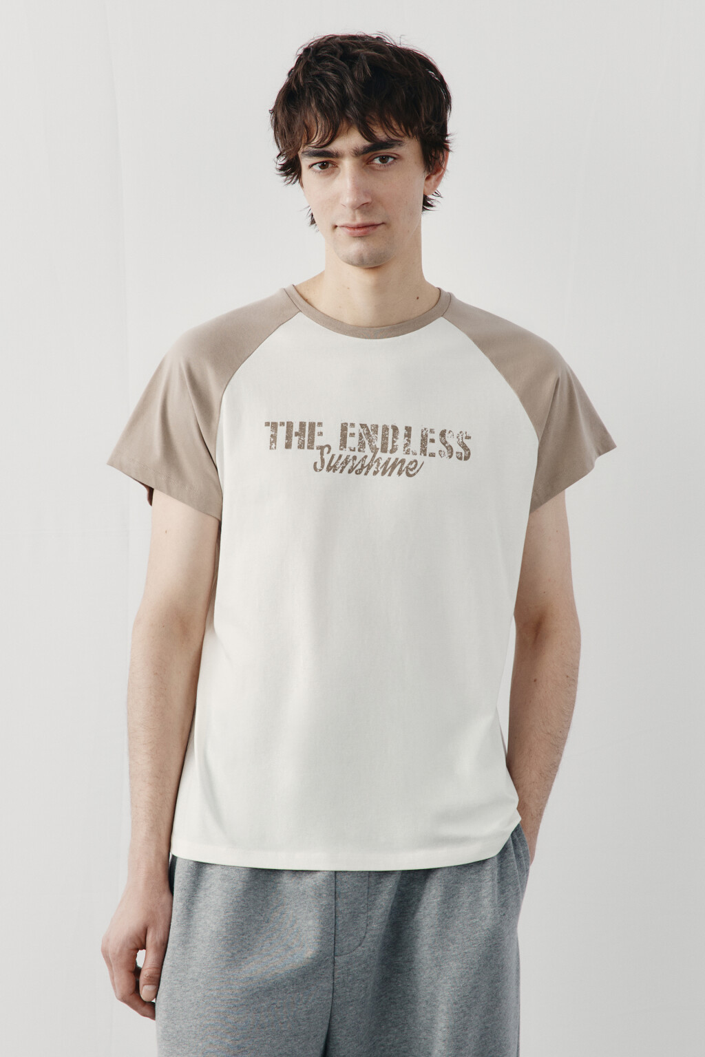 Футболка прямая с контрастными вставками и принтом - цвет бежевый - 2