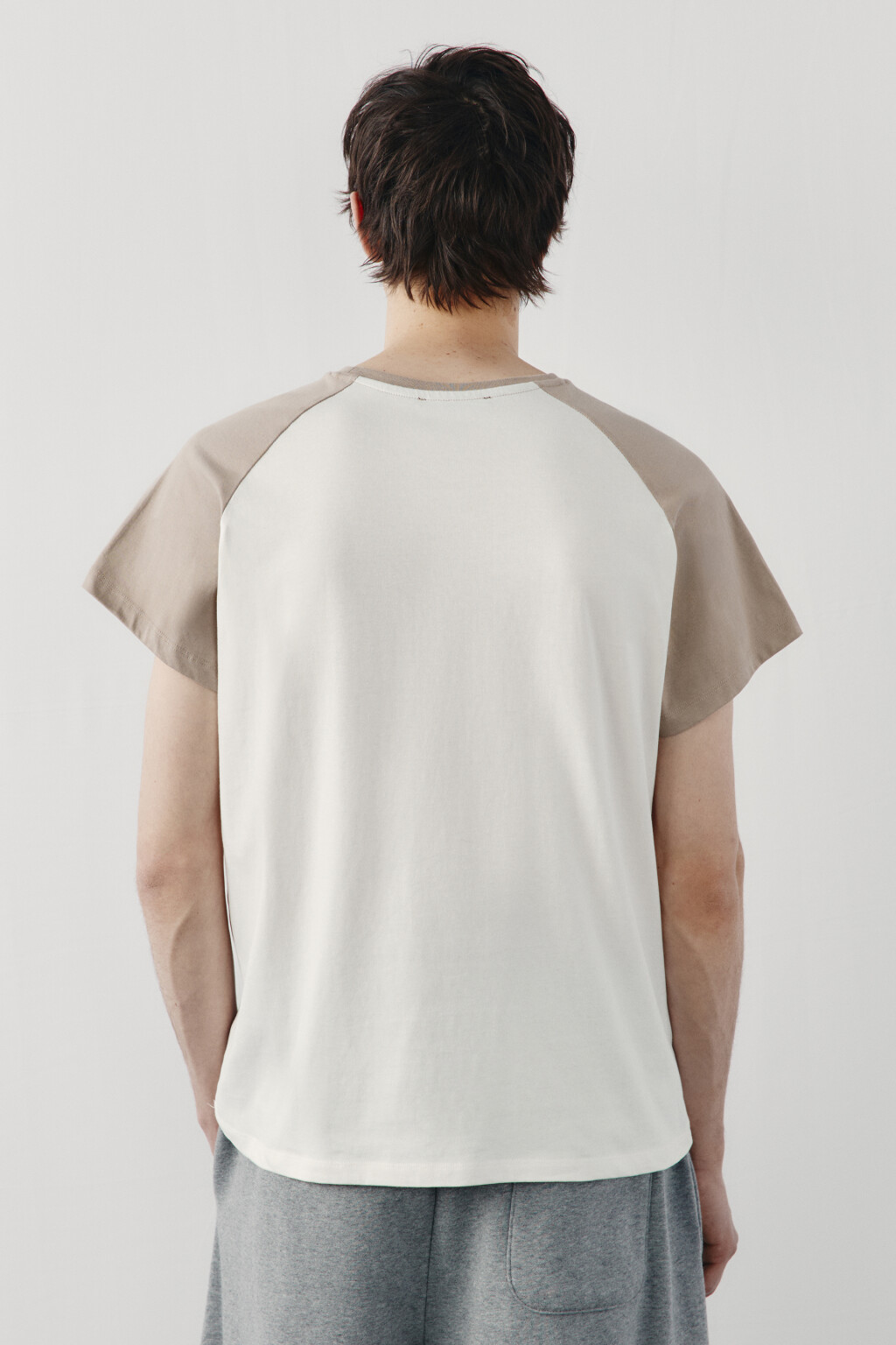 Футболка прямая с контрастными вставками и принтом - цвет бежевый - 3