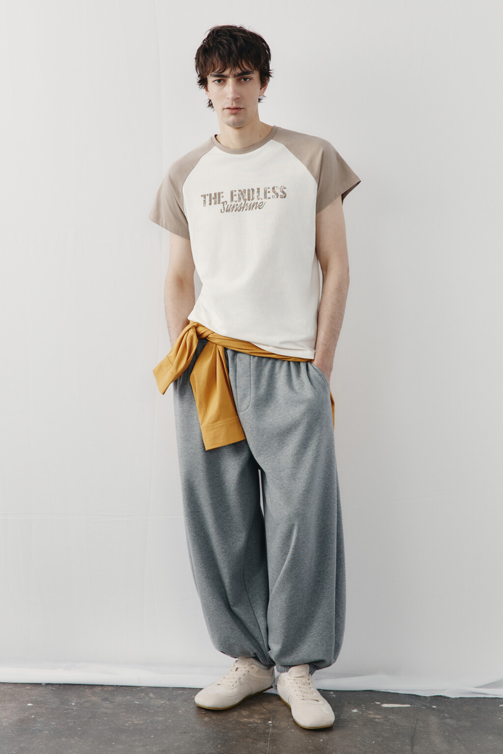 Футболка прямая с контрастными вставками и принтом - цвет бежевый - 4