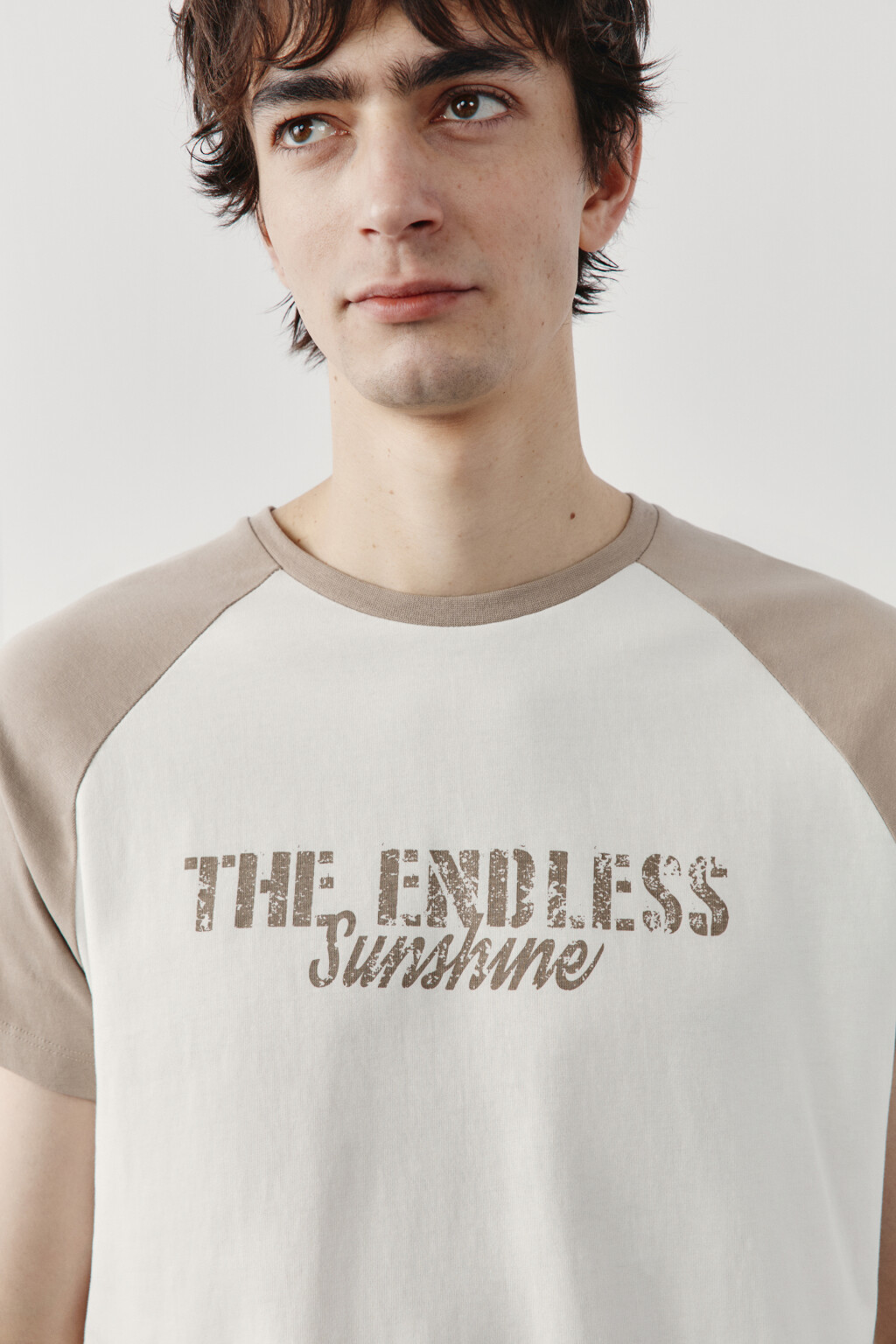 Футболка прямая с контрастными вставками и принтом - цвет бежевый - 5