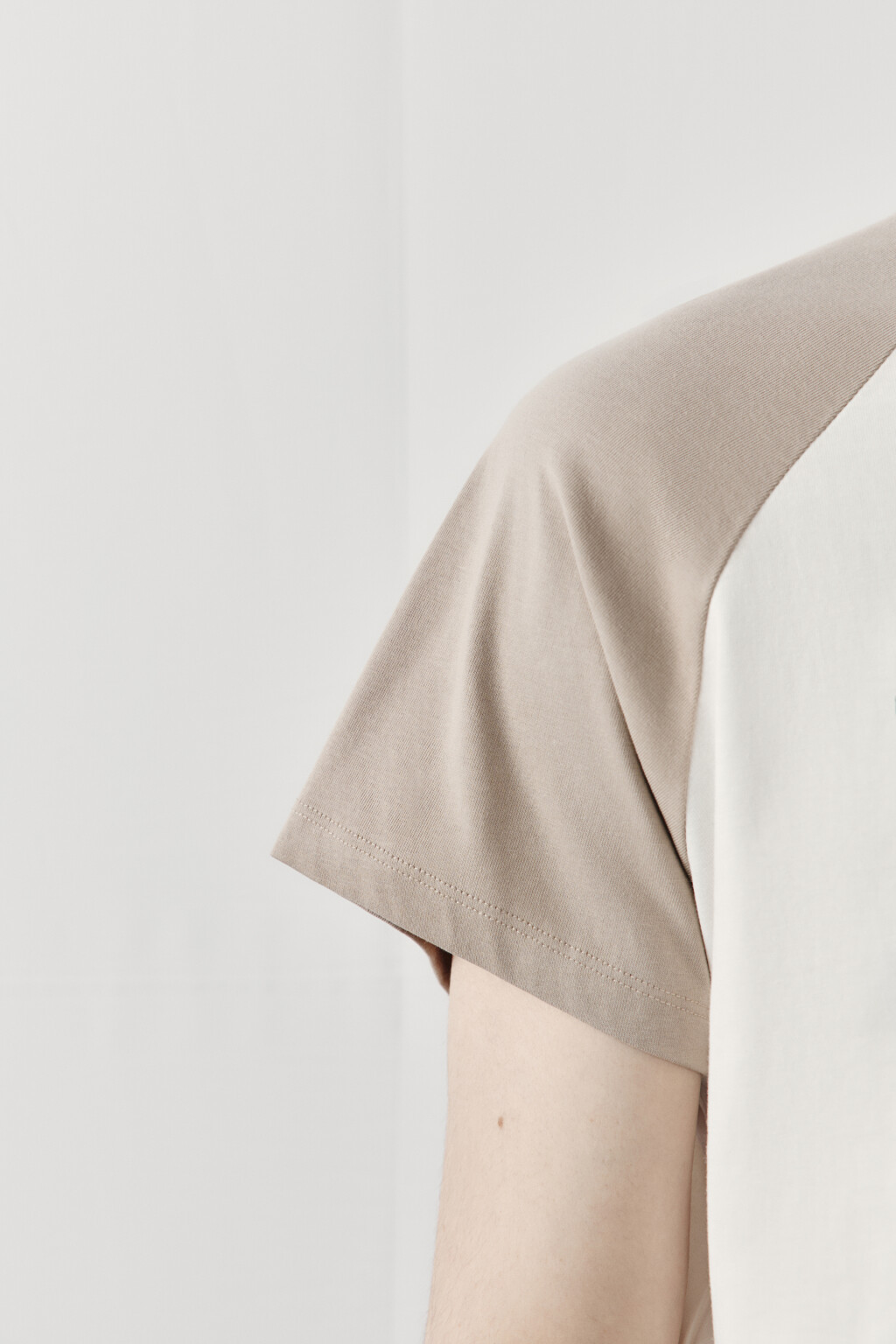 Футболка прямая с контрастными вставками и принтом - цвет бежевый - 6