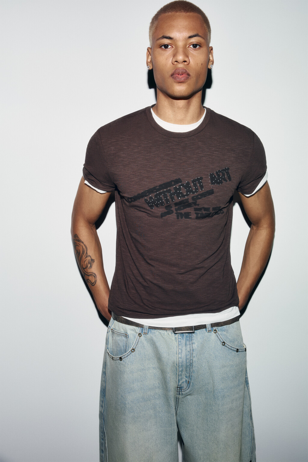 Футболка приталенная с принтом - цвет коричневый - 2