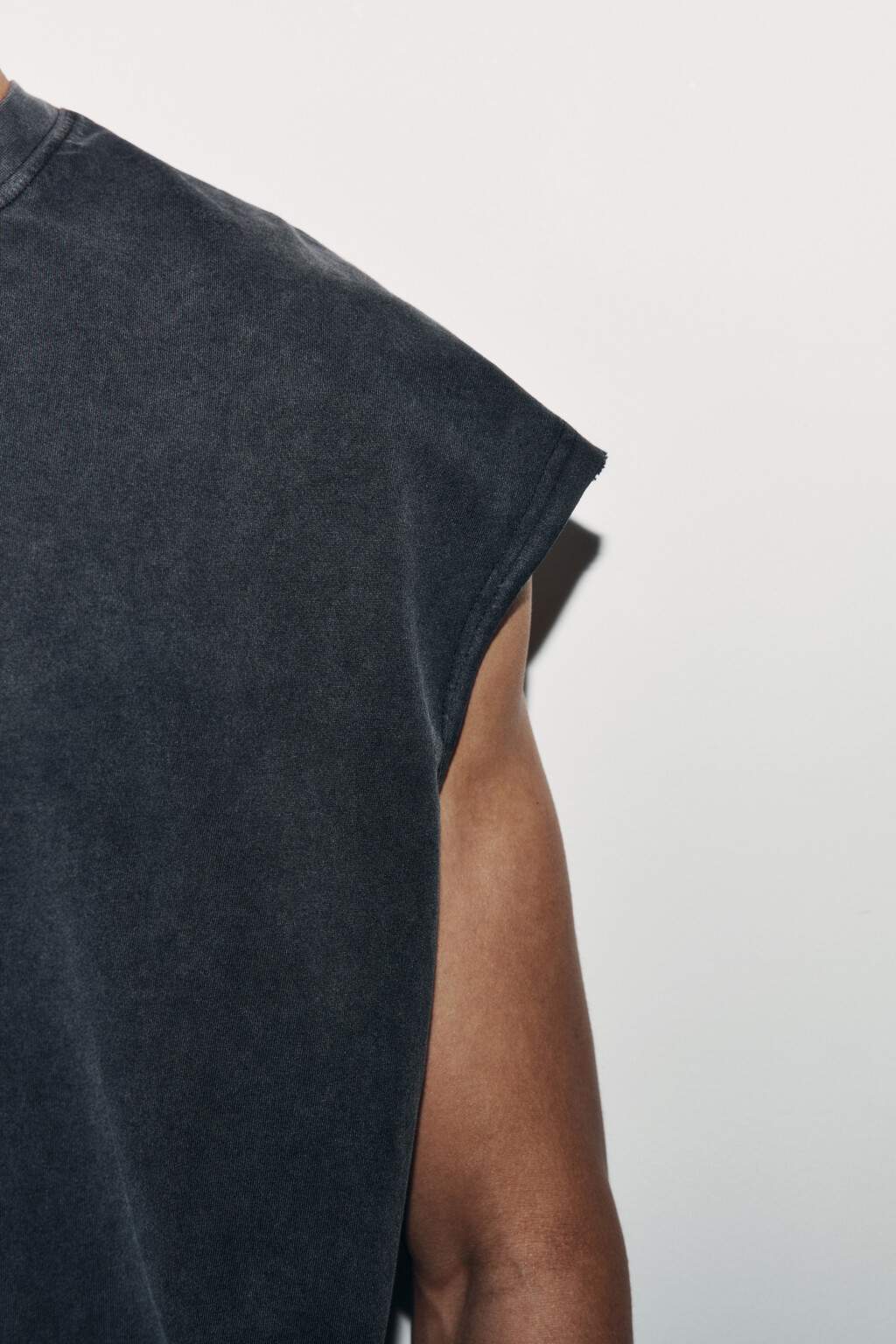 Майка-топ хлопковая с обрезанными рукавами - цвет черный - 6