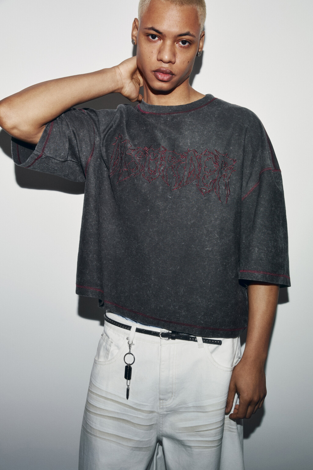 Футболка хлопковая с вышивкой и контрастными швами - цвет серый - 1