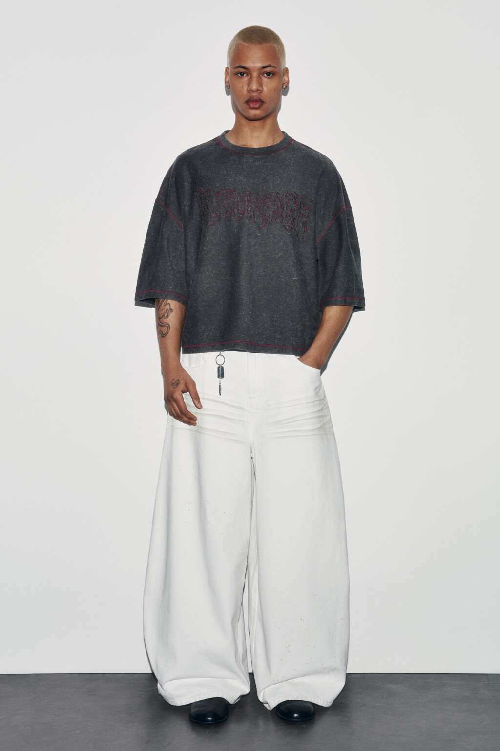 Футболка хлопковая с вышивкой и контрастными швами - цвет серый - 4