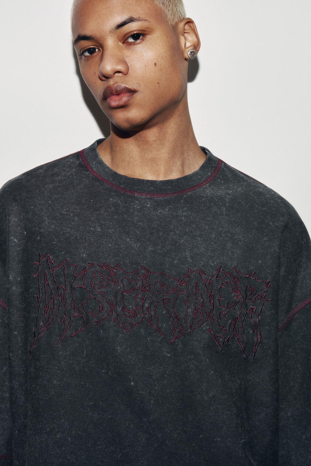 Футболка хлопковая с вышивкой и контрастными швами - цвет серый - 5