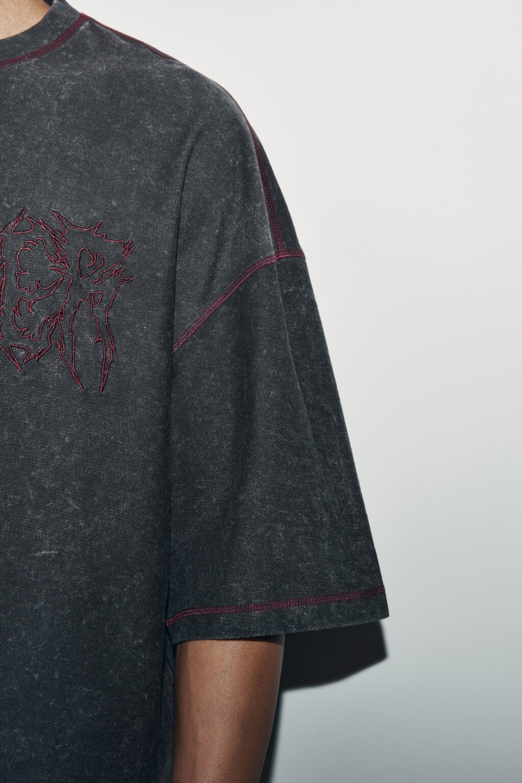 Футболка хлопковая с вышивкой и контрастными швами - цвет серый - 6