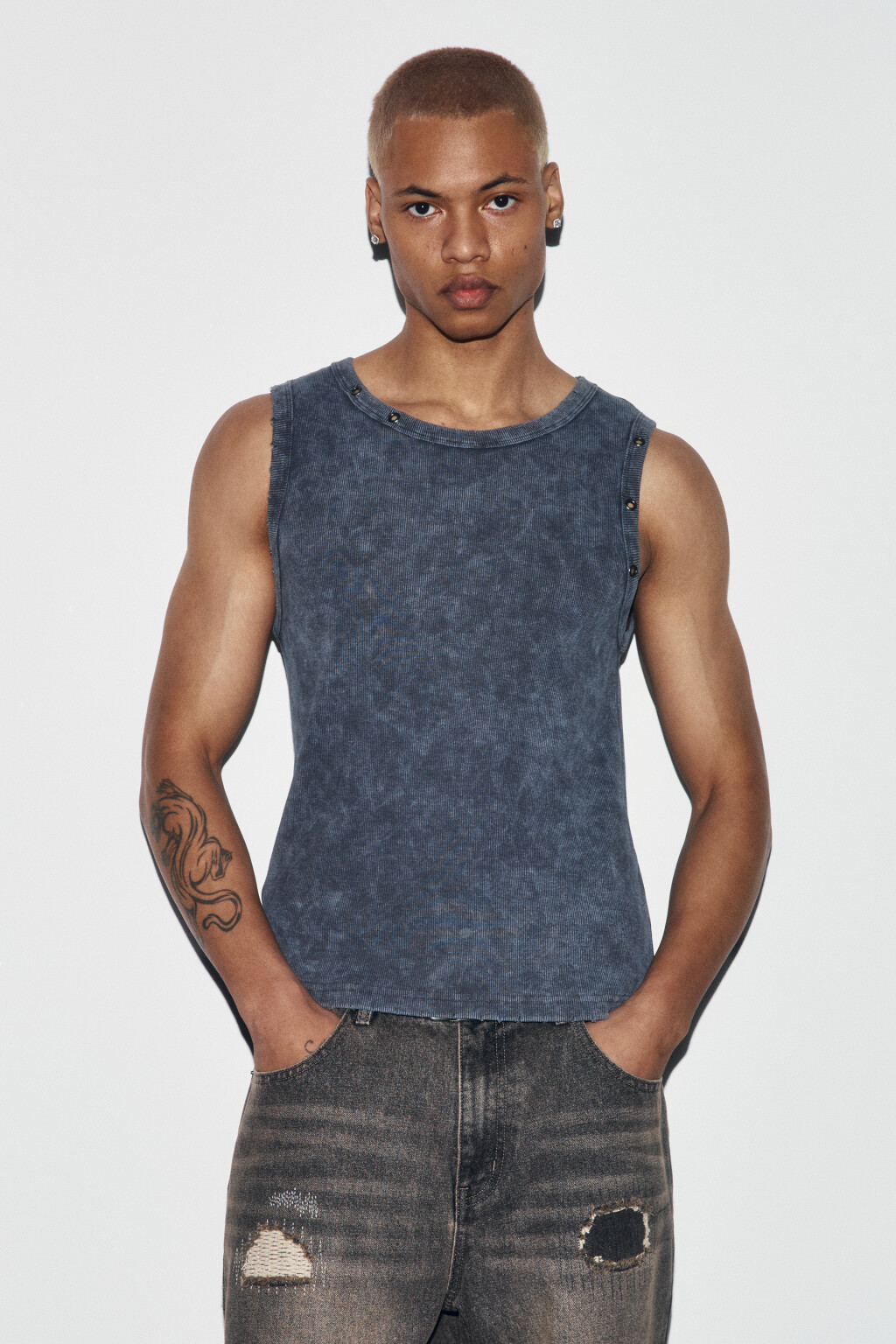 Майка-топ приталенная в рубчик с люверсами - цвет серый - 2