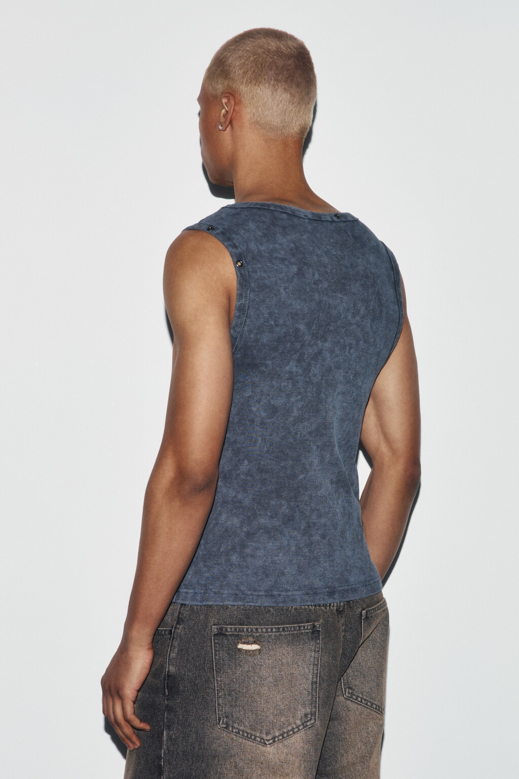 Майка-топ приталенная в рубчик с люверсами - цвет серый - 3