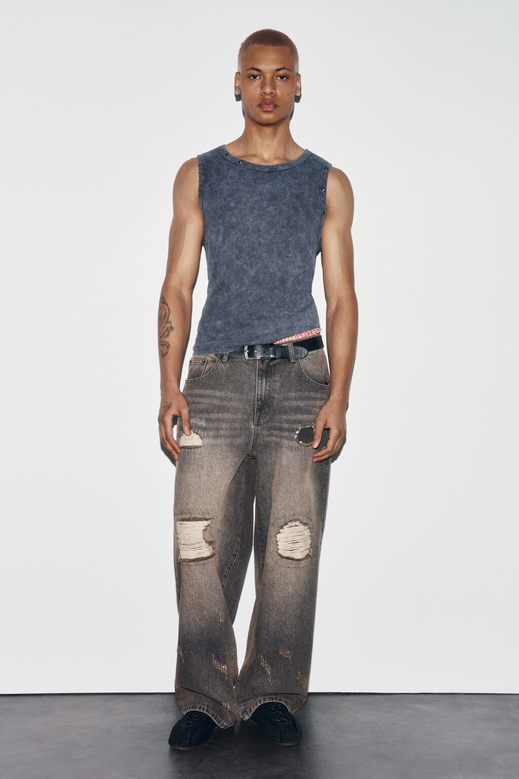 Майка-топ приталенная в рубчик с люверсами - цвет серый - 4