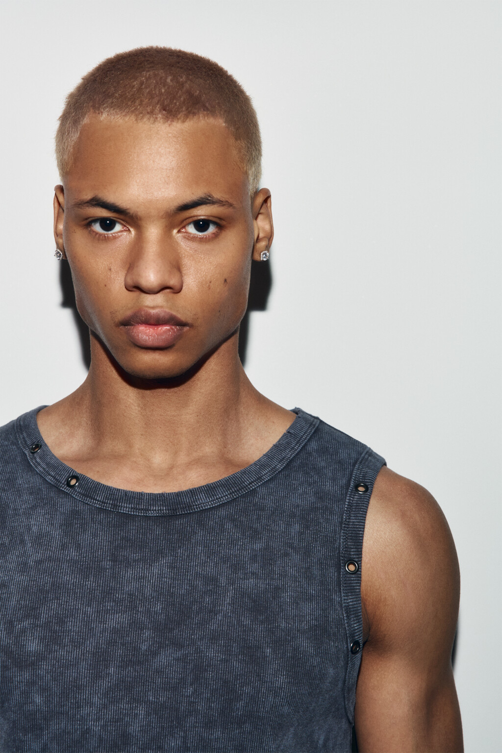 Майка-топ приталенная в рубчик с люверсами - цвет серый - 5