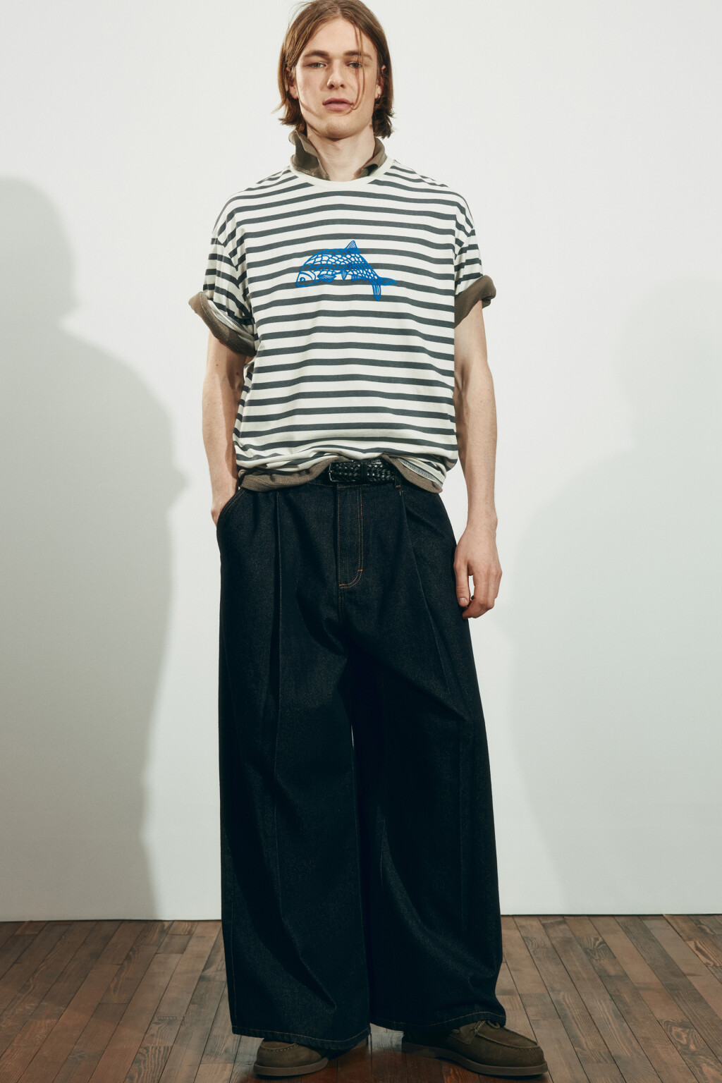 Футболка хлопковая в полоску с принтом-рыбой - цвет белый - 2