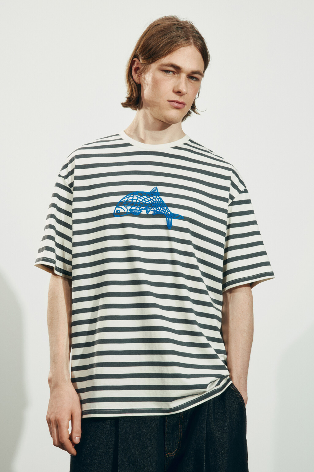 Футболка хлопковая в полоску с принтом-рыбой - цвет белый - 3
