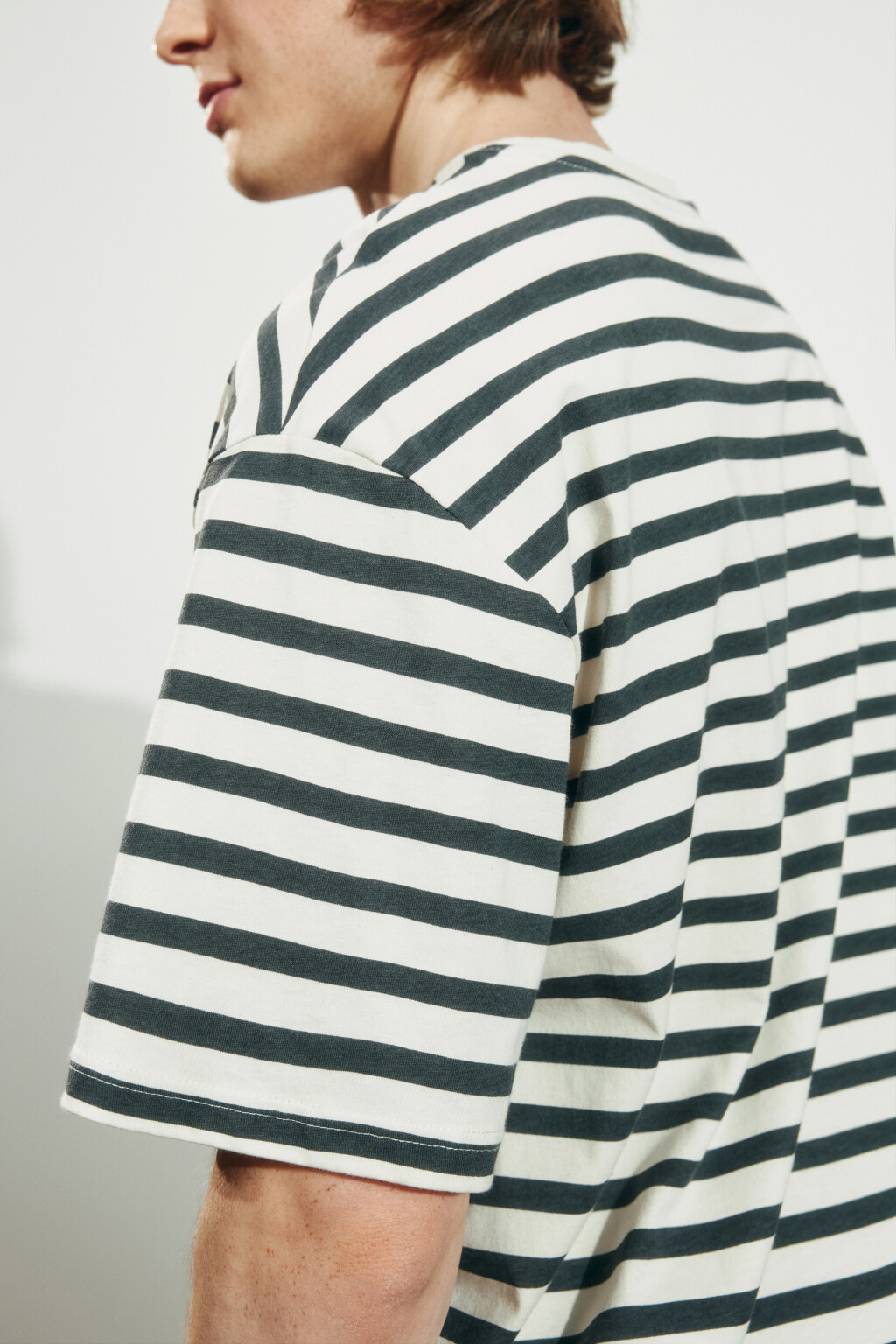 Футболка хлопковая в полоску с принтом-рыбой - цвет белый - 7