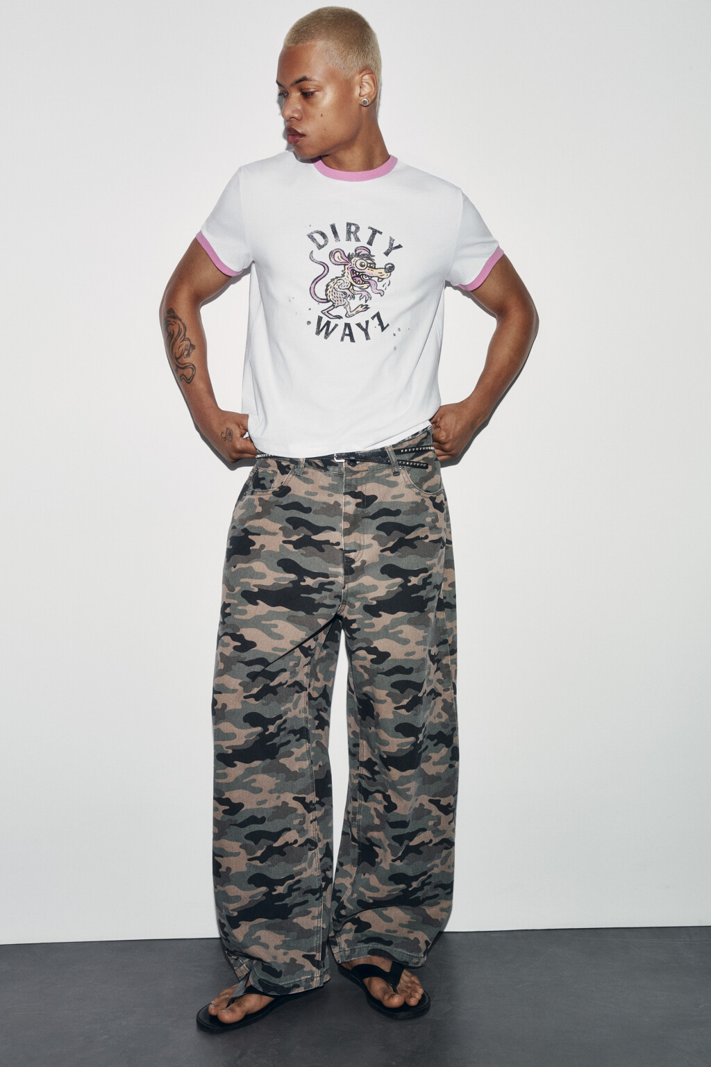 Футболка хлопковая облегающая с принтом и кантом - цвет белый - 2