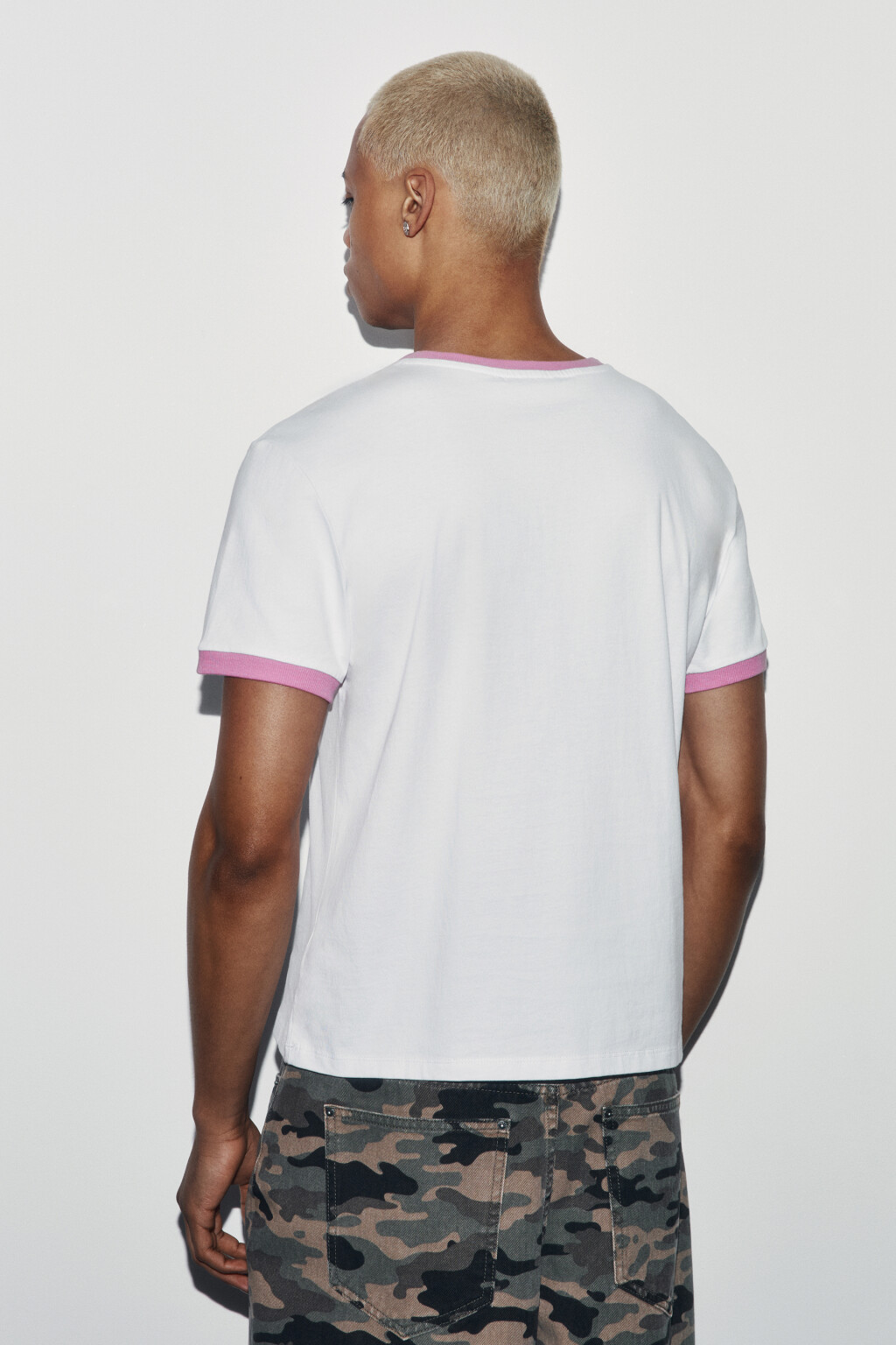 Футболка хлопковая облегающая с принтом и кантом - цвет белый - 4