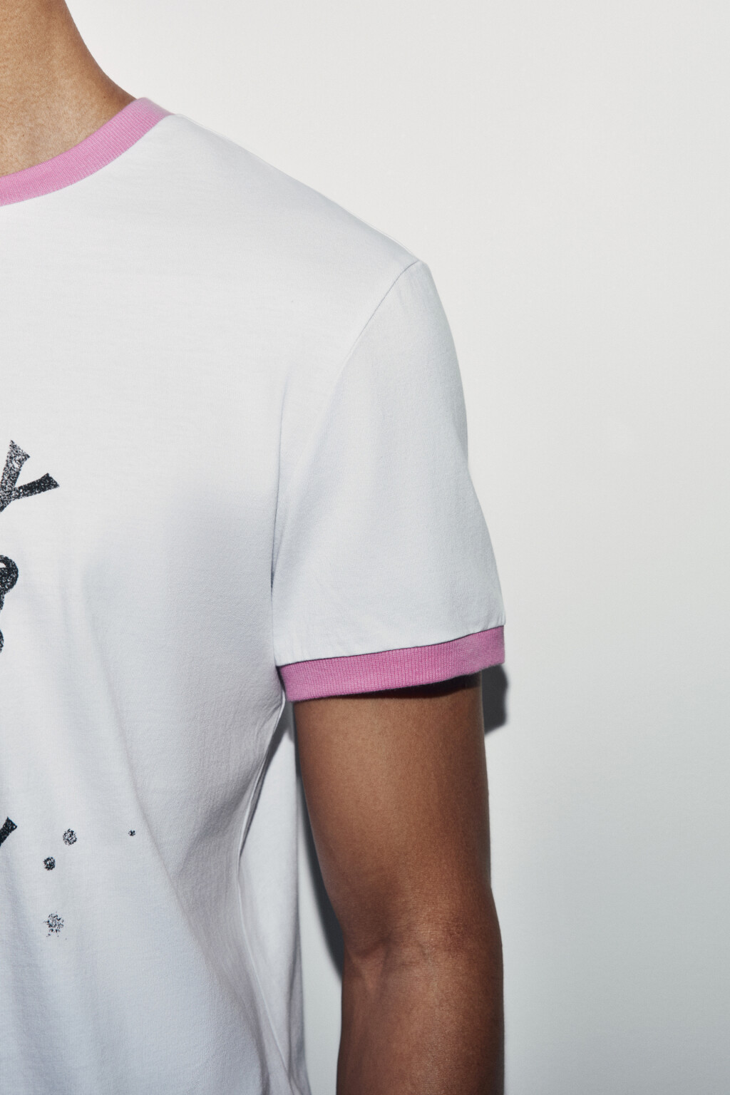 Футболка хлопковая облегающая с принтом и кантом - цвет белый - 7