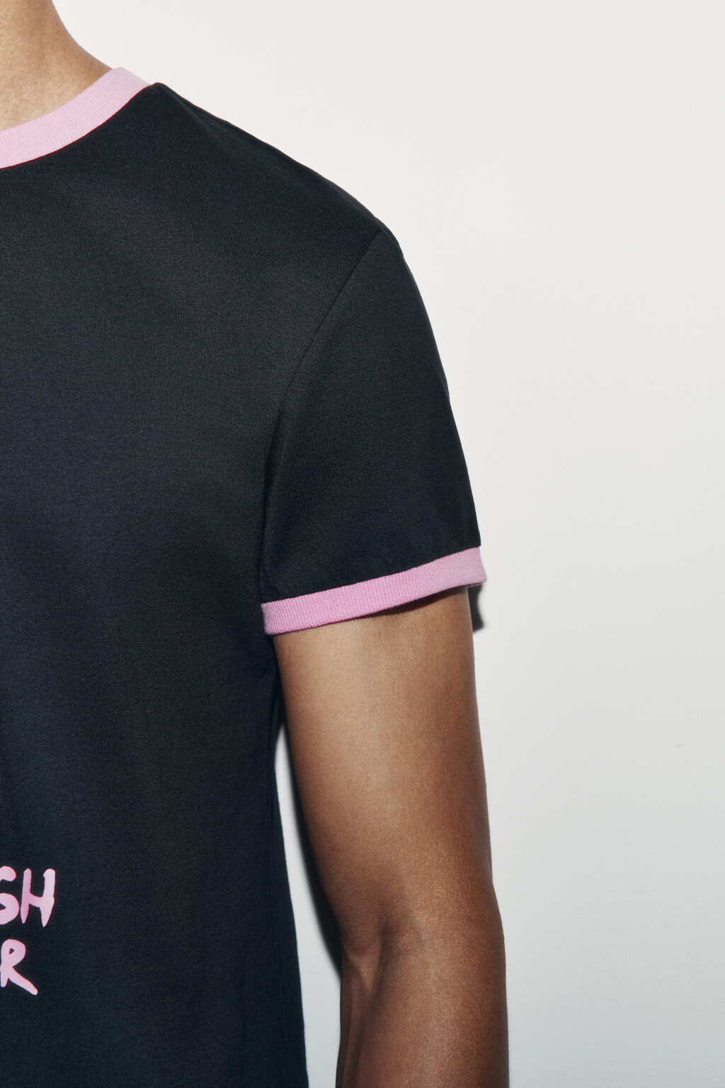 Футболка хлопковая облегающая с принтом и кантом - цвет черный - 6