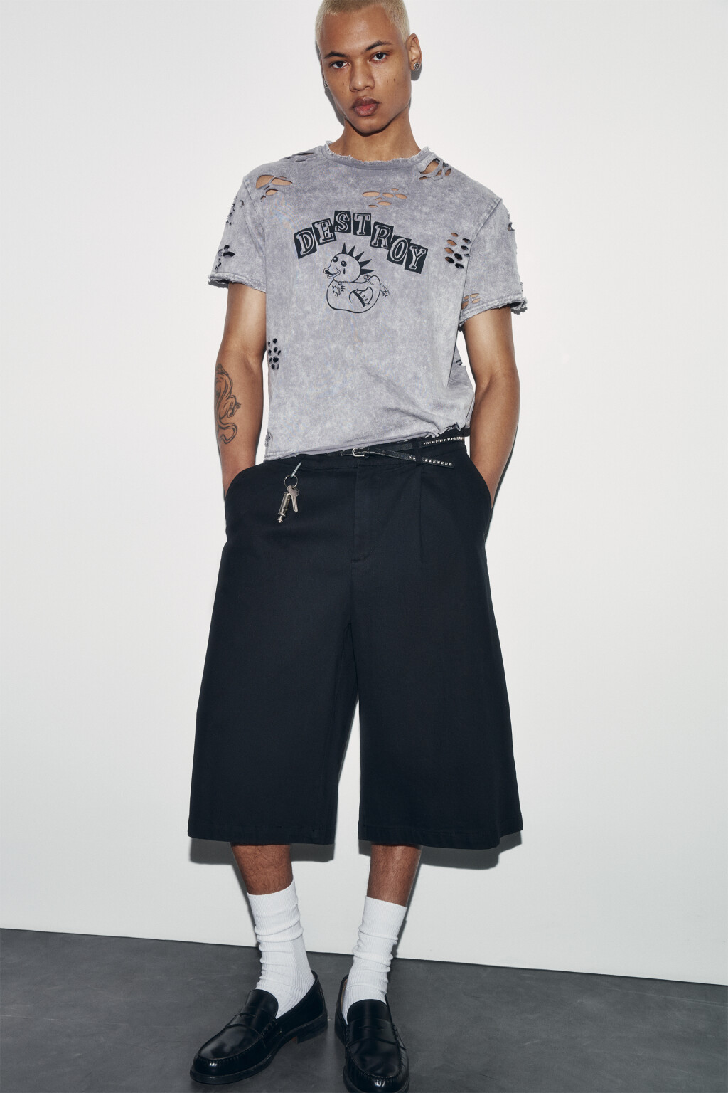 Футболка хлопковая рваная с принтом - цвет серый - 1