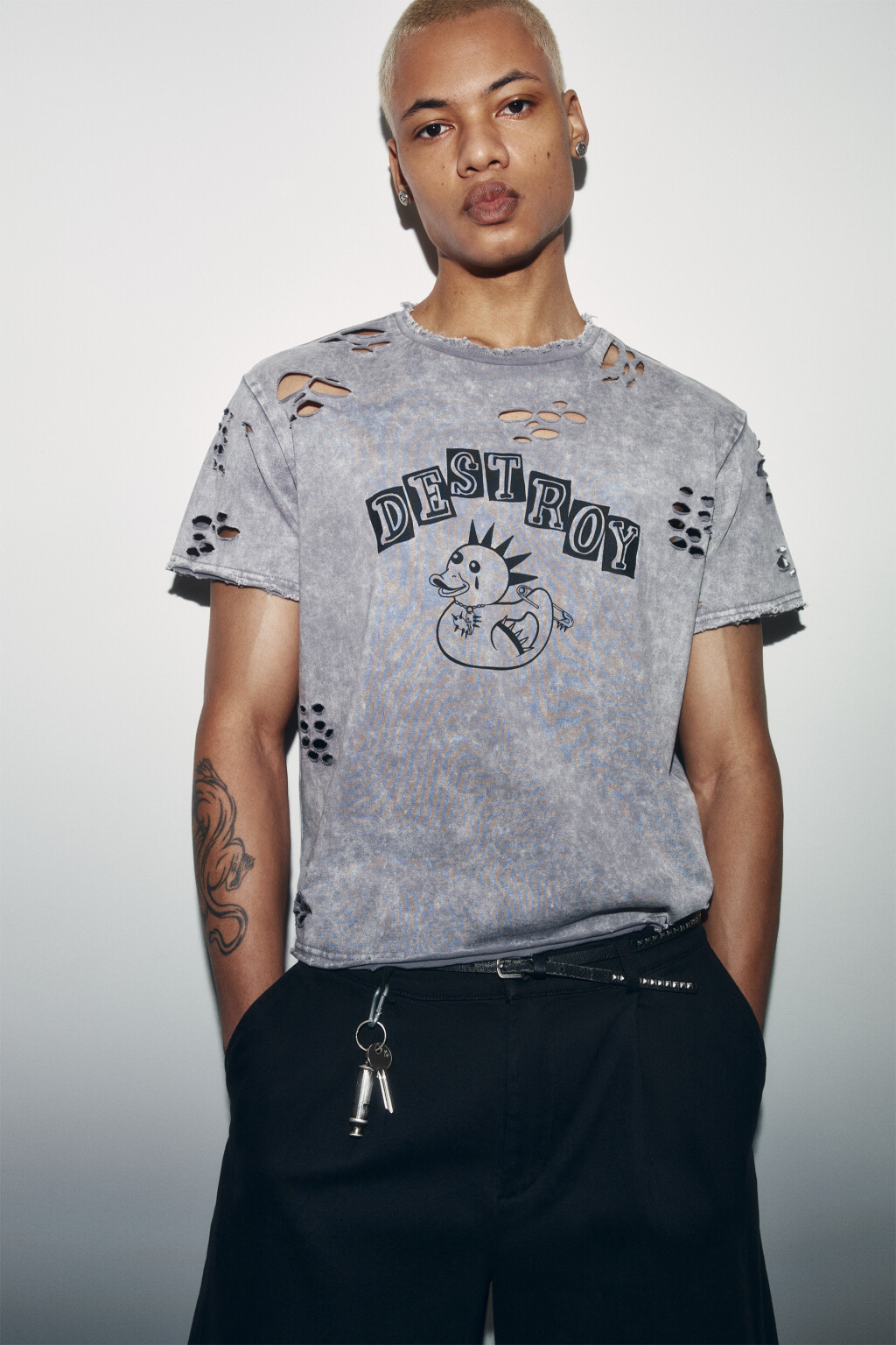 Футболка хлопковая рваная с принтом - цвет серый - 2