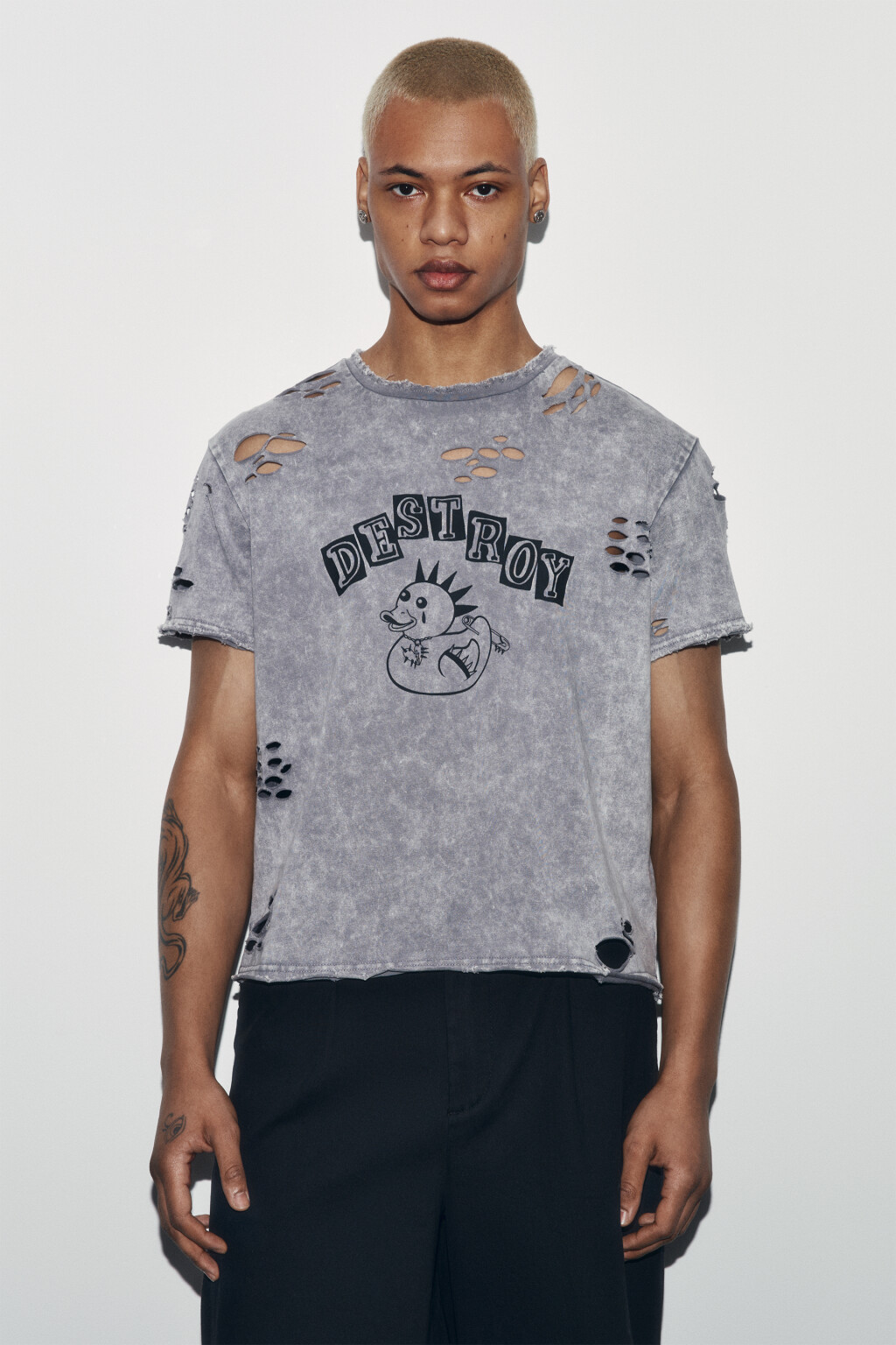 Футболка хлопковая рваная с принтом - цвет серый - 3