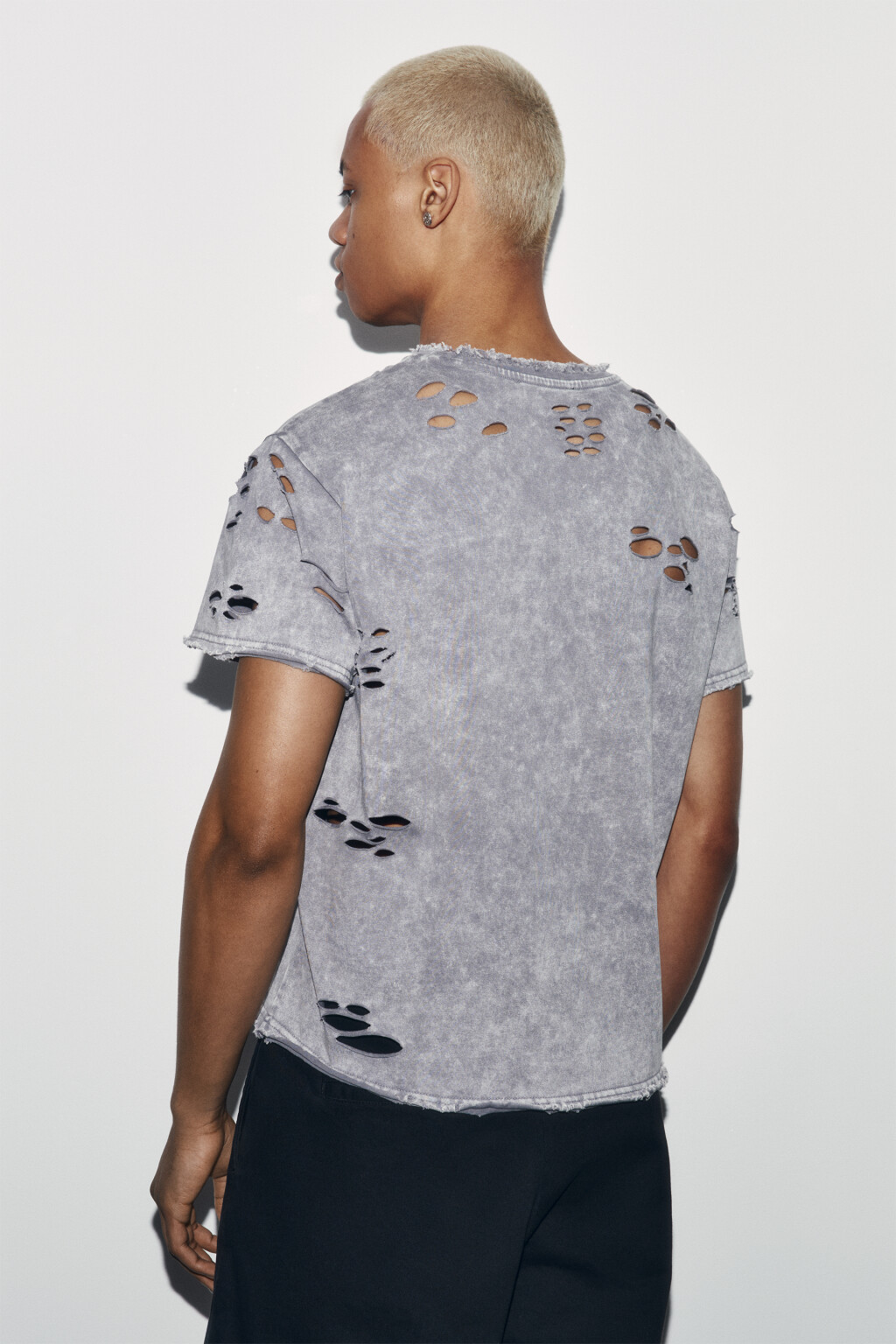 Футболка хлопковая рваная с принтом - цвет серый - 4