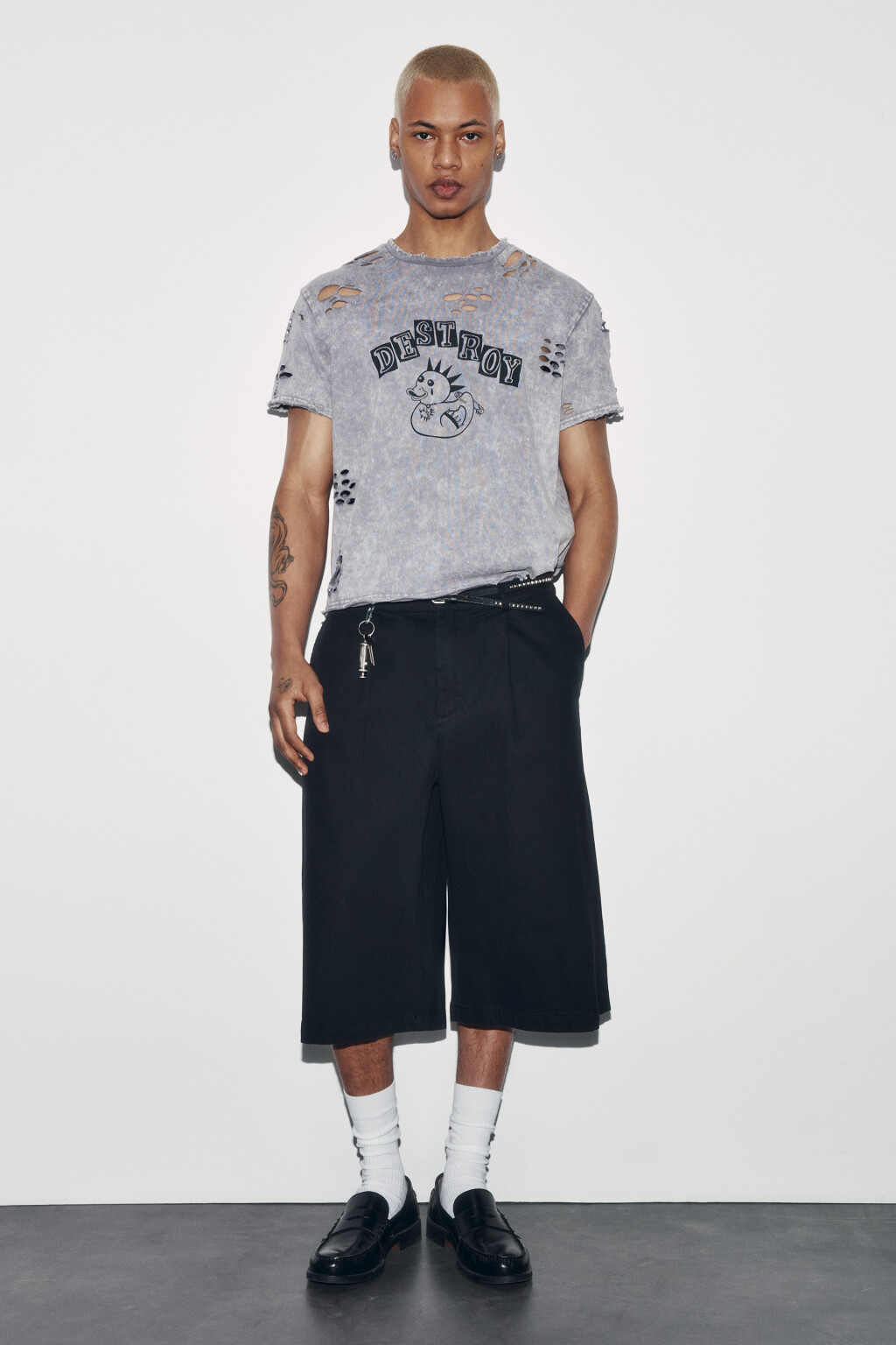 Футболка хлопковая рваная с принтом - цвет серый - 5