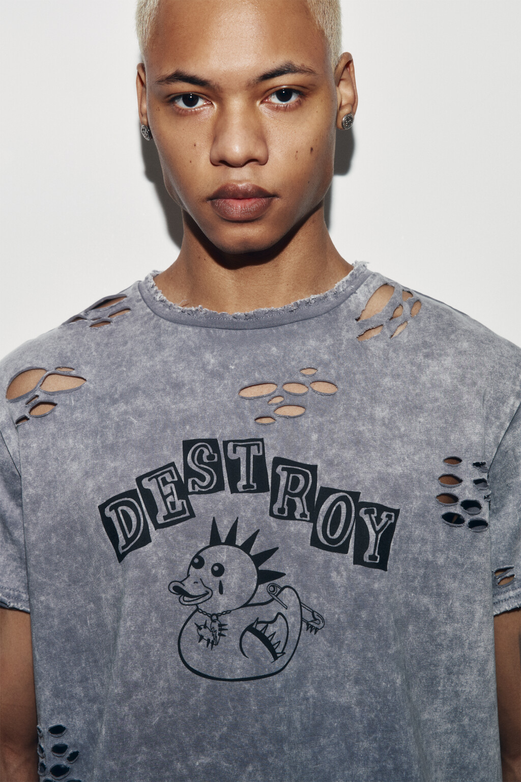 Футболка хлопковая рваная с принтом - цвет серый - 6