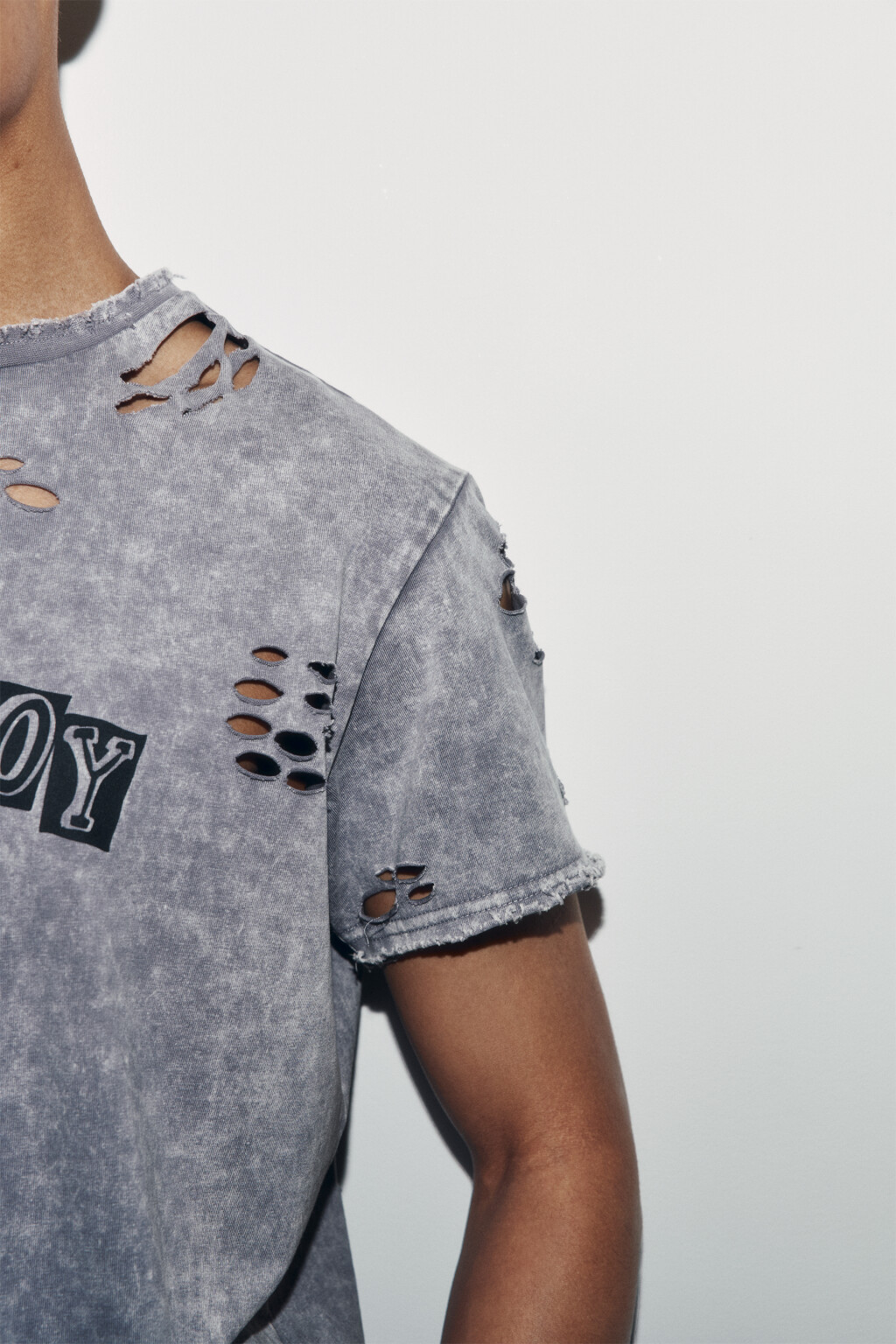 Футболка хлопковая рваная с принтом - цвет серый - 7