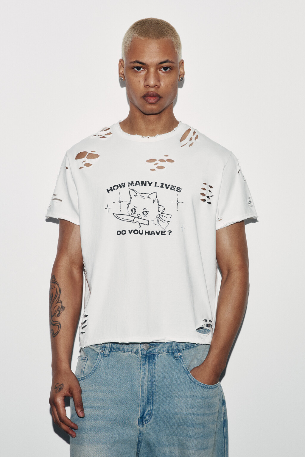 Футболка хлопковая рваная с принтом - цвет белый - 2