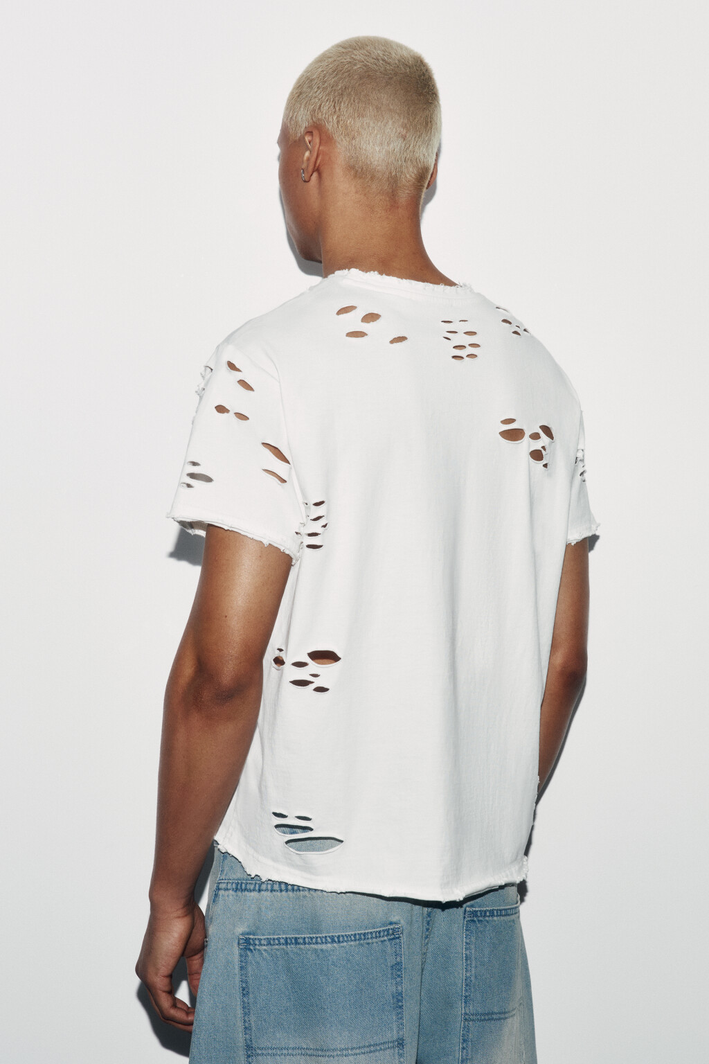 Футболка хлопковая рваная с принтом - цвет белый - 3