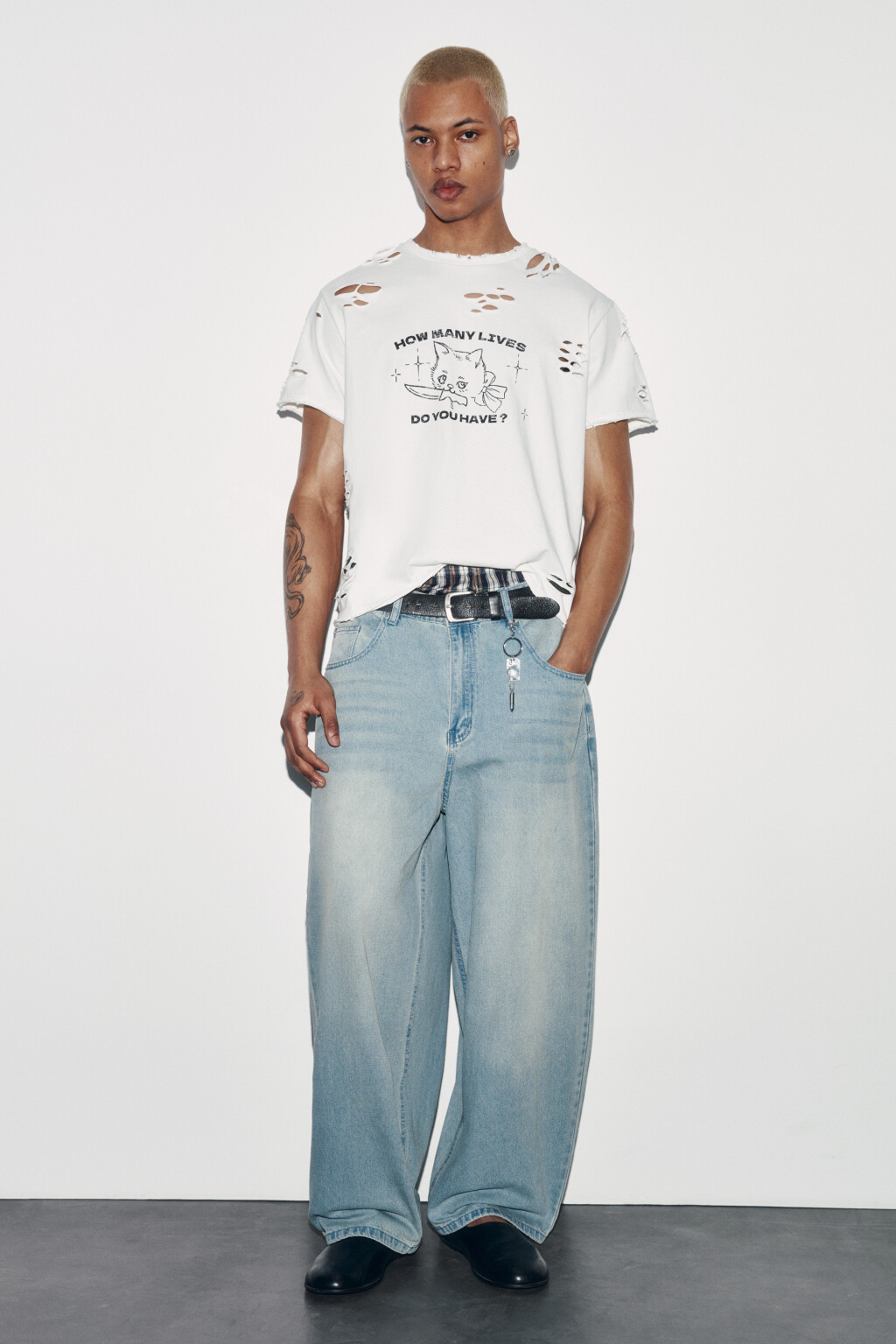 Футболка хлопковая рваная с принтом - цвет белый - 4