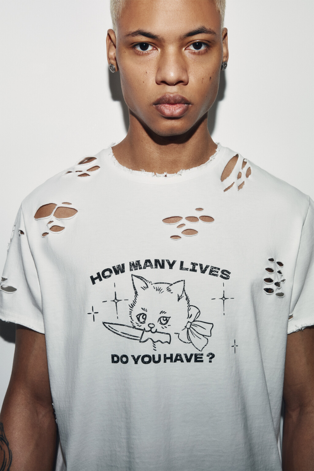 Футболка хлопковая рваная с принтом - цвет белый - 5