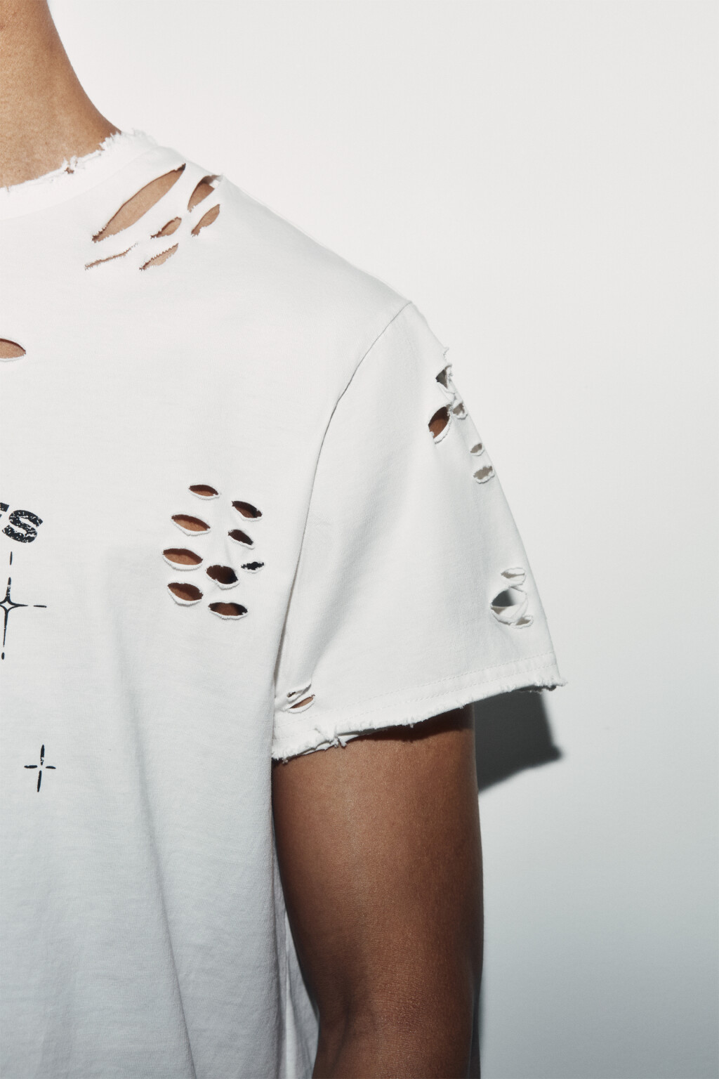 Футболка хлопковая рваная с принтом - цвет белый - 6