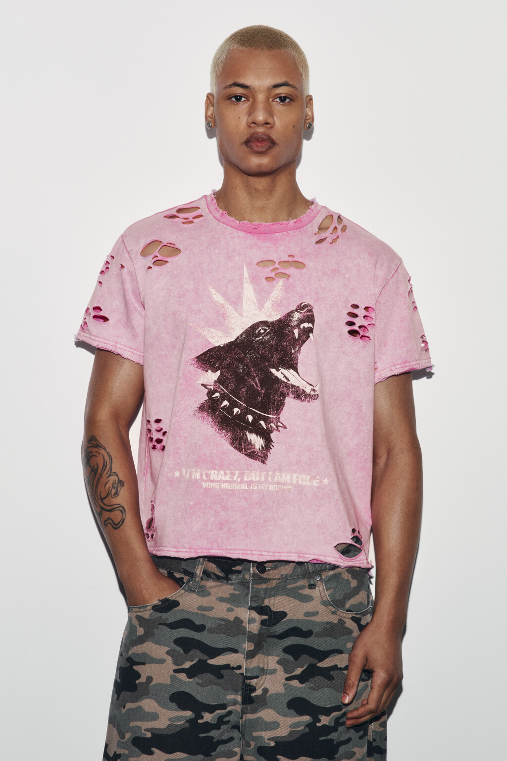 Футболка хлопковая рваная с принтом - цвет розовый - 2