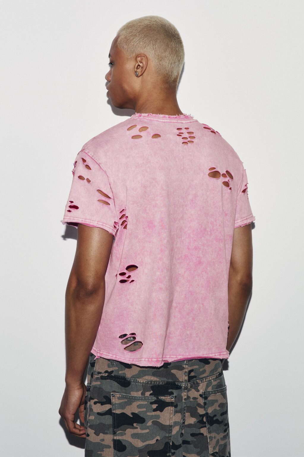 Футболка хлопковая рваная с принтом - цвет розовый - 3