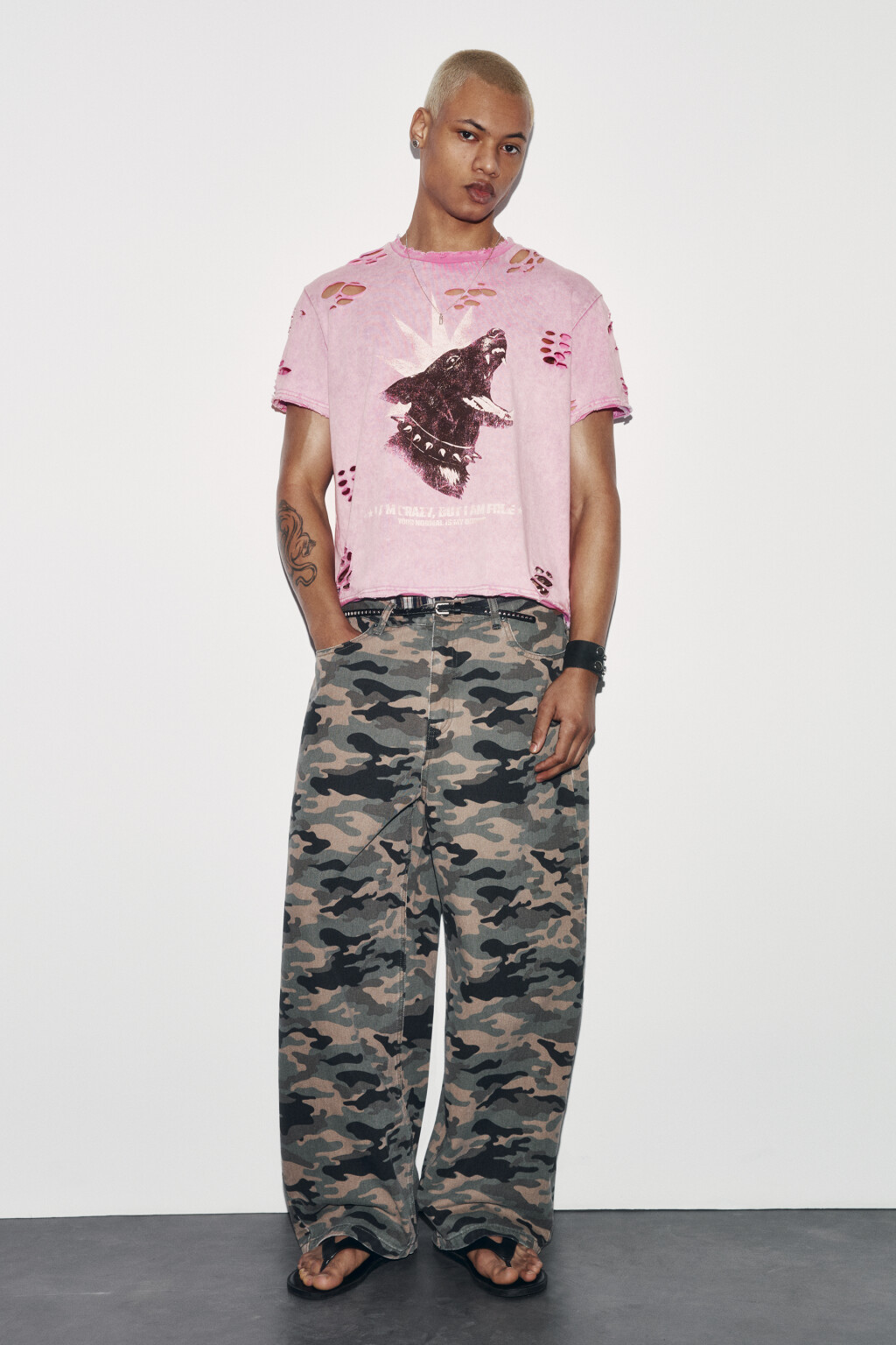 Футболка хлопковая рваная с принтом - цвет розовый - 4