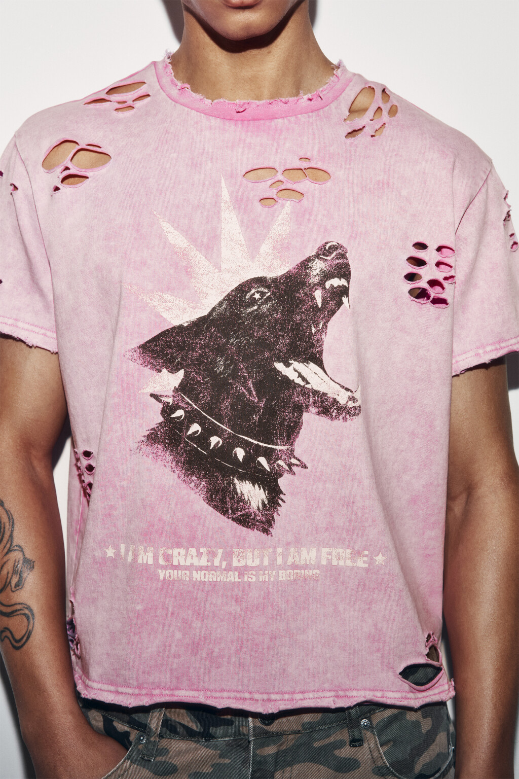 Футболка хлопковая рваная с принтом - цвет розовый - 5