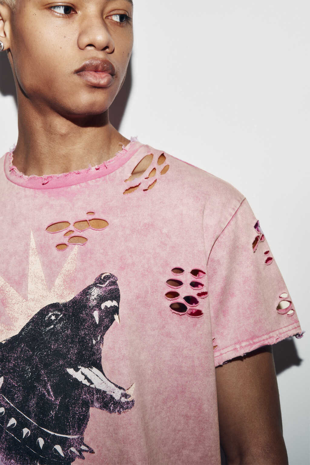 Футболка хлопковая рваная с принтом - цвет розовый - 6