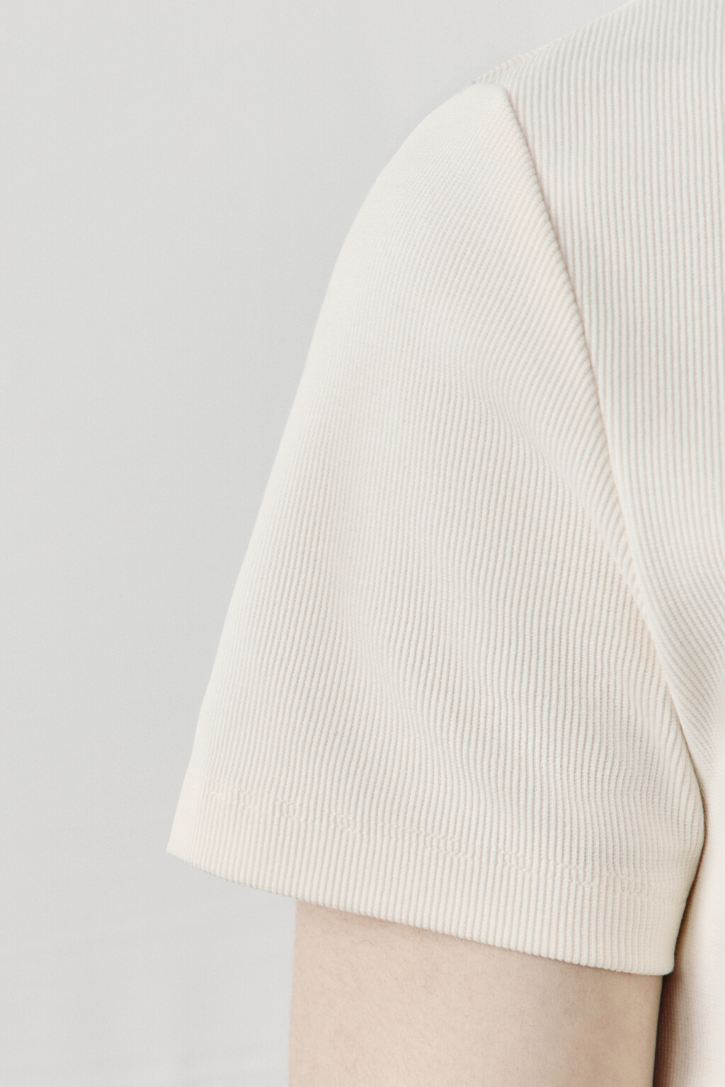 Футболка приталенная базовая в рубчик - цвет белый - 6