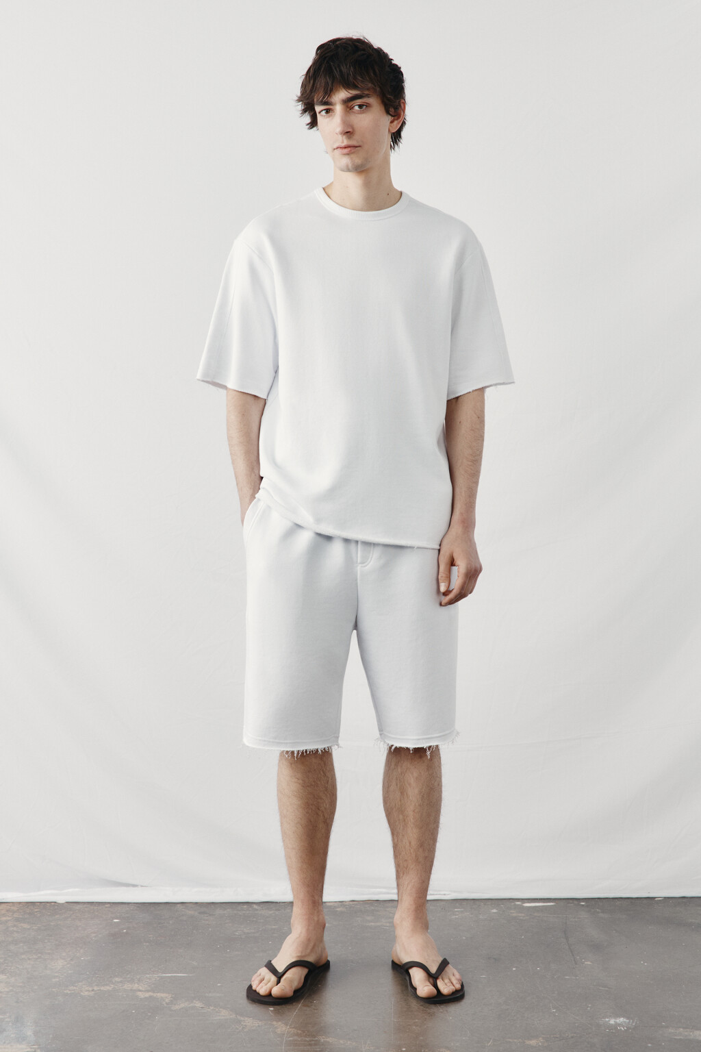 Футболка хлопковая оверсайз с необработанными краями - цвет белый - 4